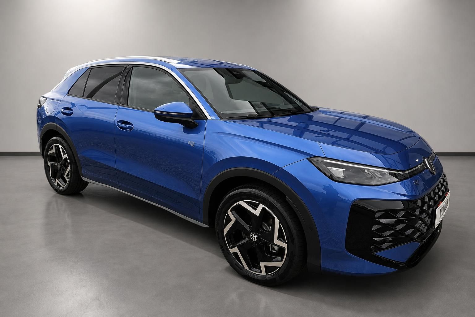 VW T-Roc in Blau, Frontansicht seitlich mit sportlichen Alufelgen