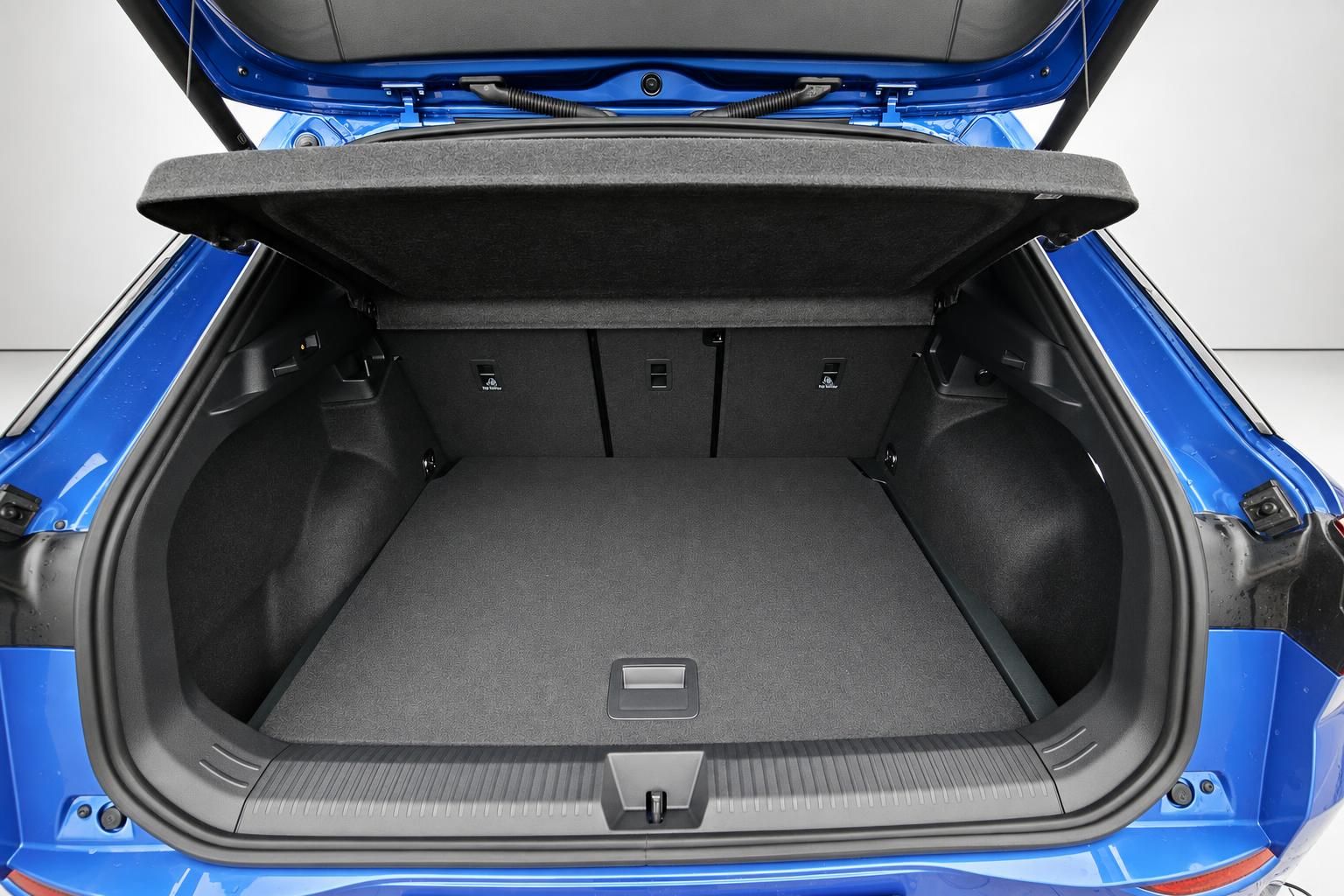Geöffneter Kofferraum mit viel Stauraum im blauen VW Fahrzeug