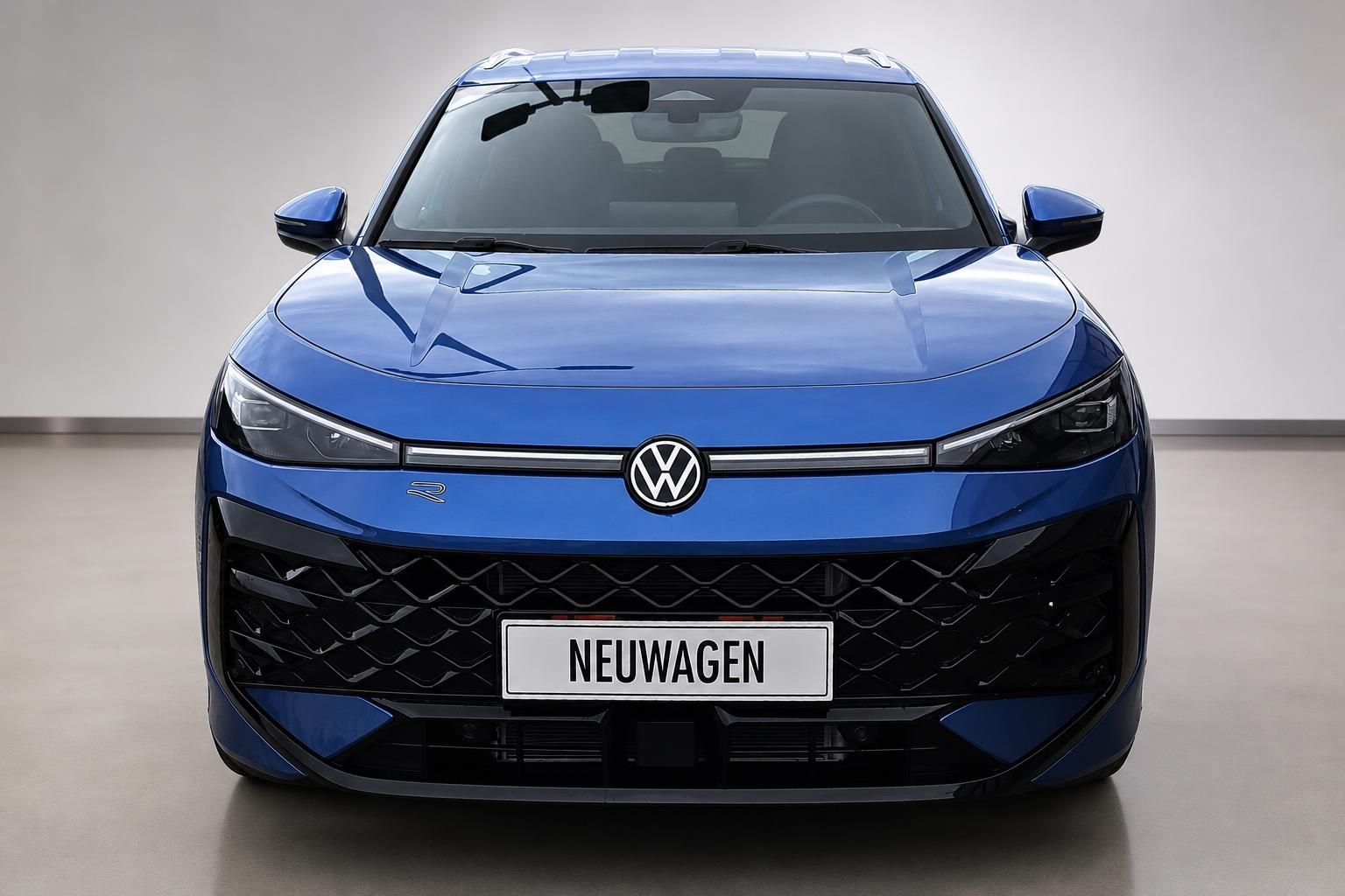 VW T-Roc blau, Frontansicht mit Kennzeichen Neuwagen im Studio
