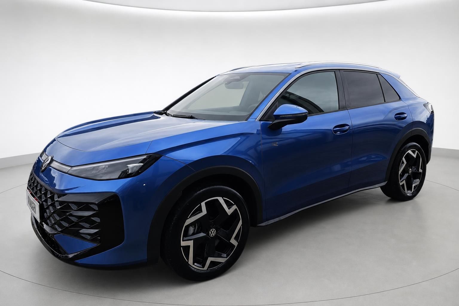VW T-Roc in Blau, Frontansicht schraeg mit markanter Kuehlerhaube