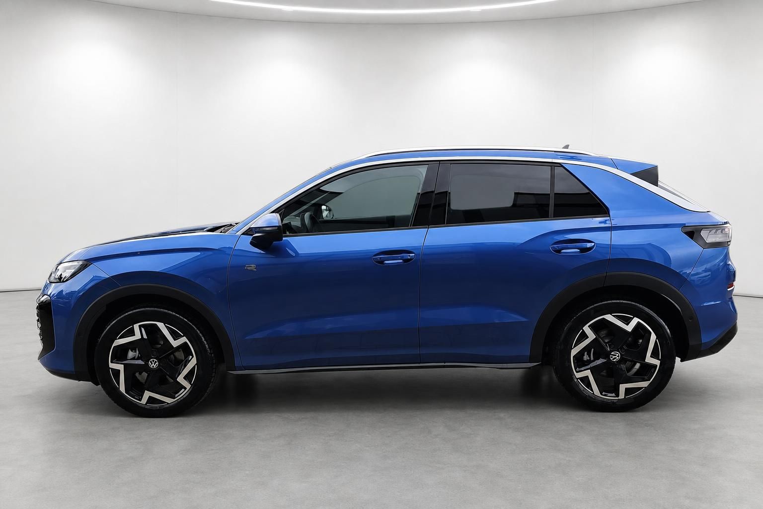 VW T-Roc in Blau, Seitenansicht mit sportlichen Alufelgen im Studio