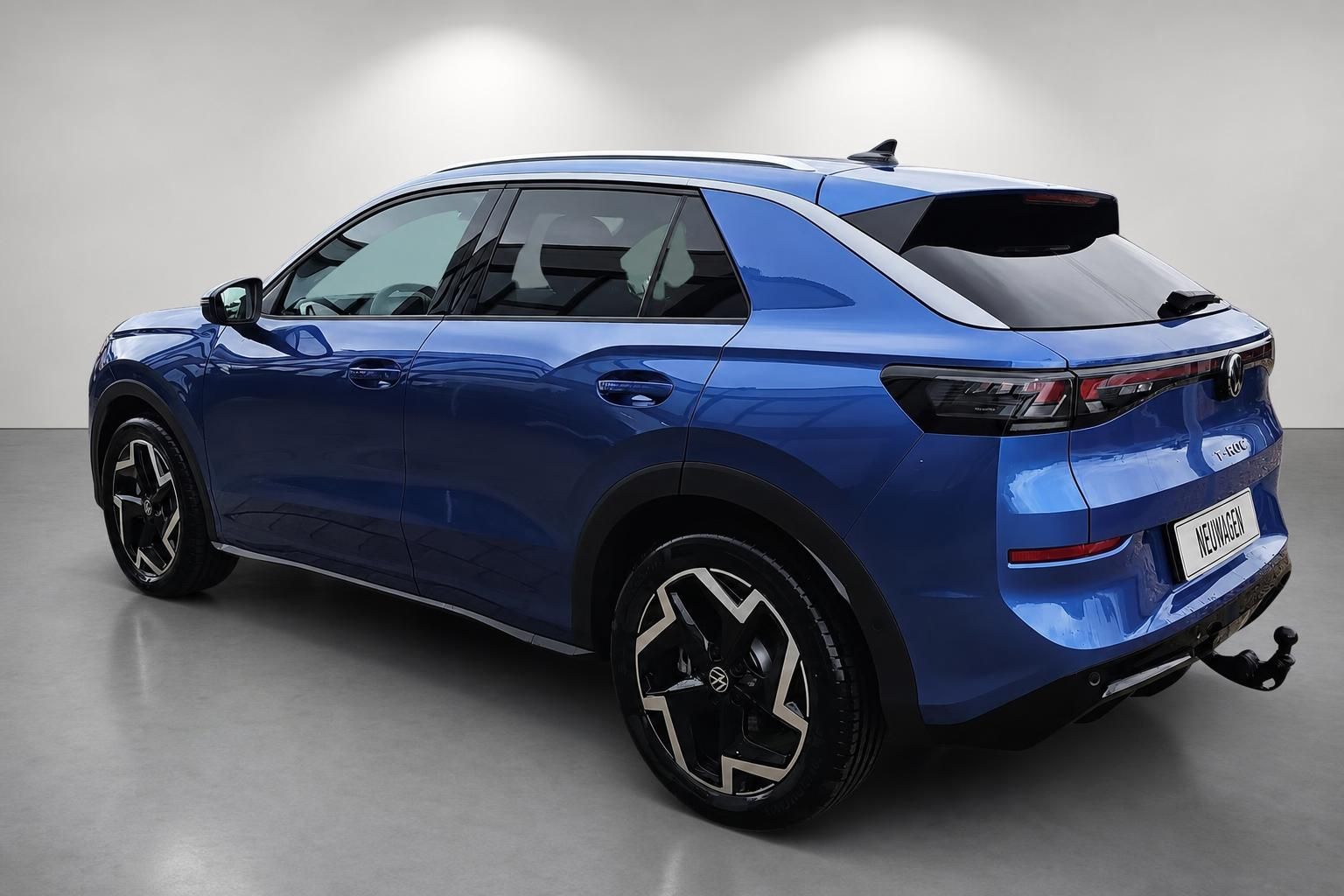 VW T-Roc blau Heckansicht Seite im Studio mit Anhängerkupplung