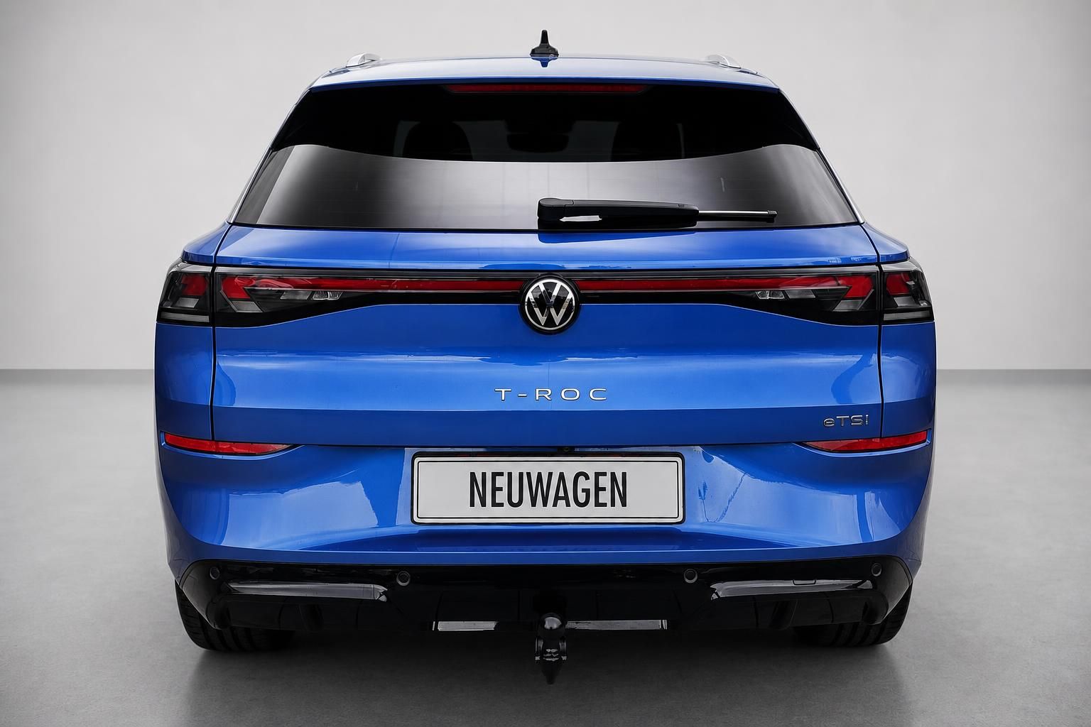 VW T-Roc eTSI blau, Heckansicht mit Kennzeichen Neuwagen im Studio
