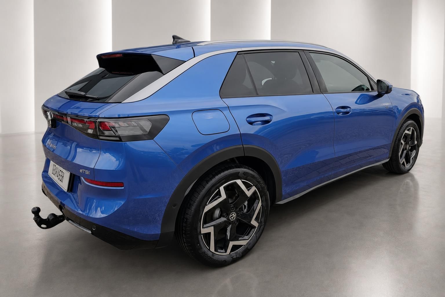 VW T-Roc blau Heckansicht Studio mit Anhängerkupplung und Alufelgen
