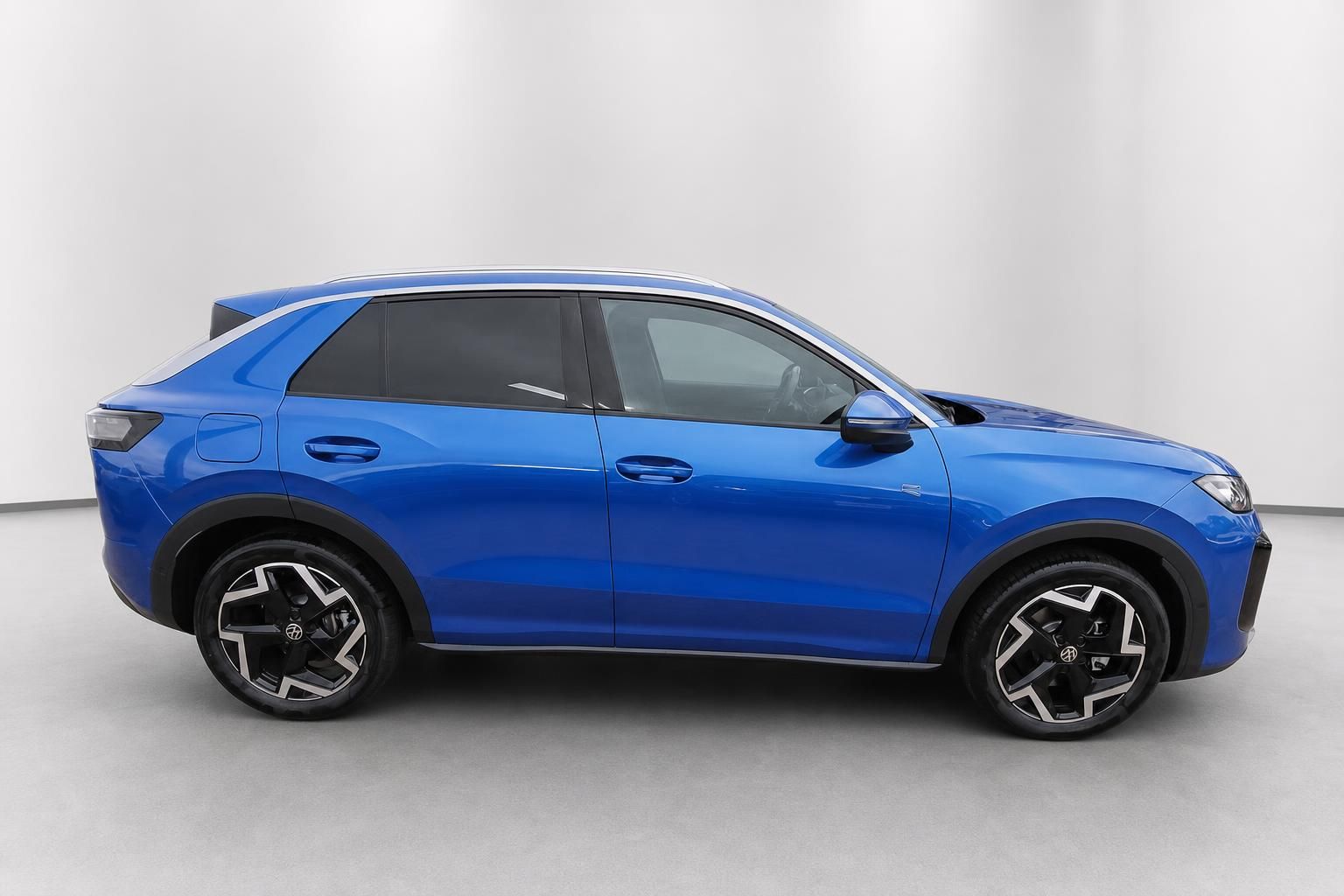 VW T-Roc blau Seitenansicht Profil im Fotostudio