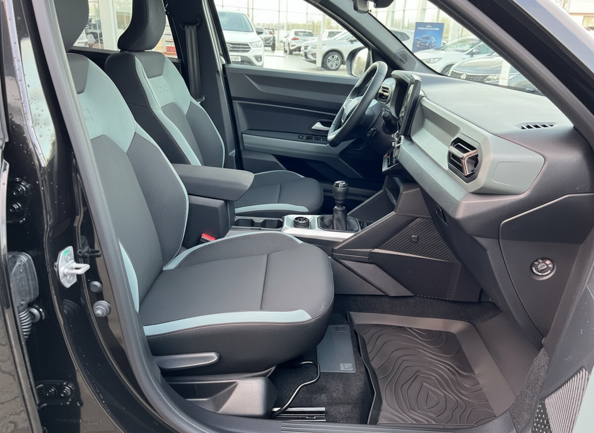 Innenraum Beifahrerseite mit grau-schwarzen Sportsitzen, Mittelkonsole und Armaturenbrett eines SUV