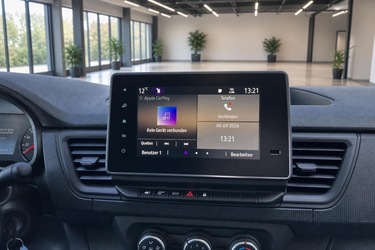 Renault Infotainment-System mit Apple CarPlay Display und Klimabedienung im Fahrzeug-Innenraum