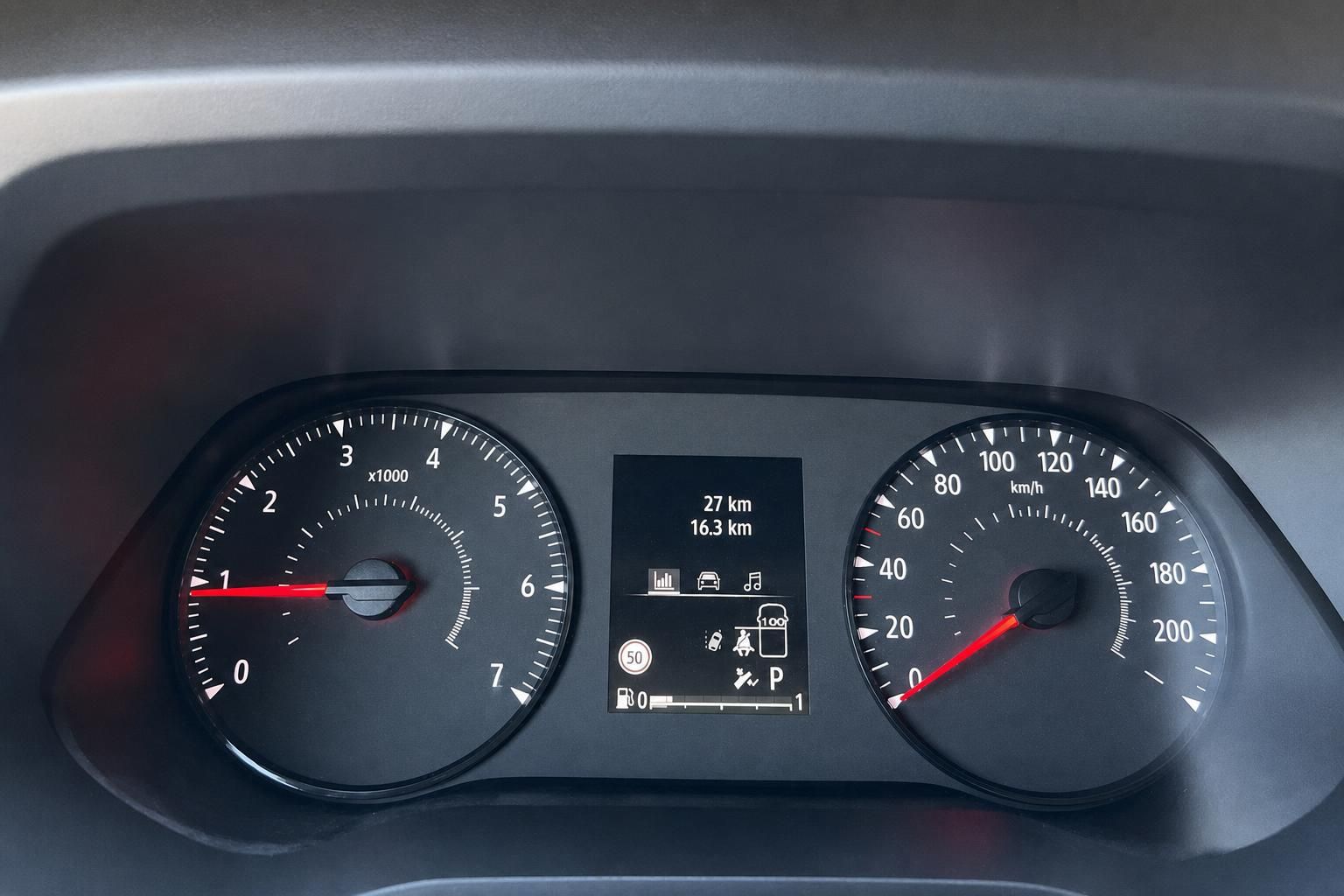 Renault Kombiinstrument mit Drehzahlmesser, Tacho und digitalem Display im Fahrzeug