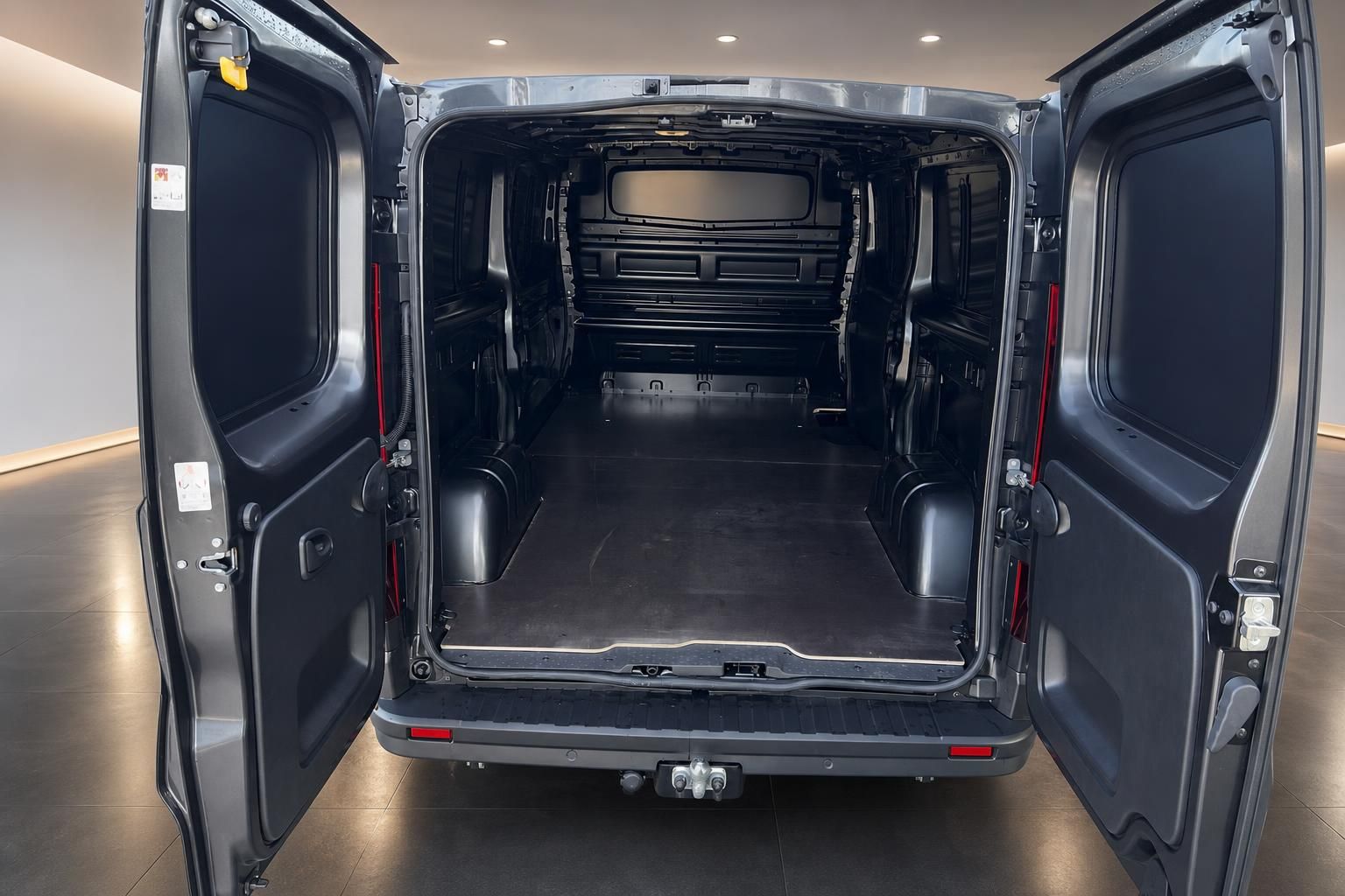Transporter Laderaum geöffnet mit schwarzer Kunststoffauskleidung und Anhängerkupplung