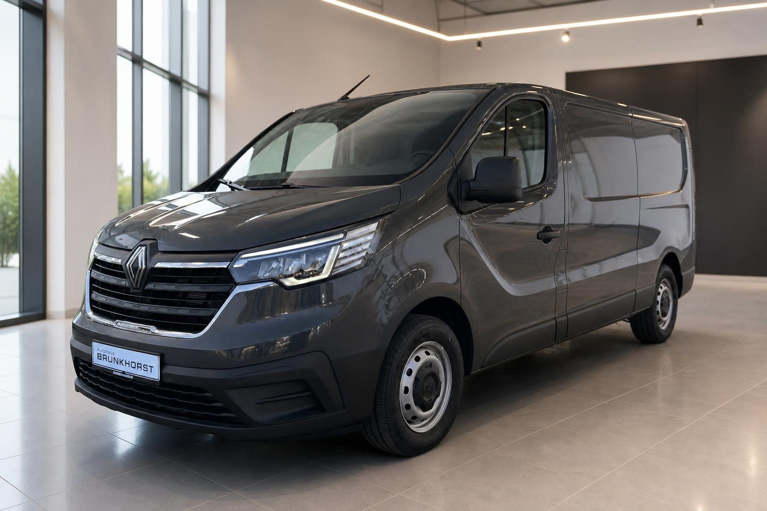 Renault Trafic Kastenwagen grau Seitenansicht im modernen Showroom