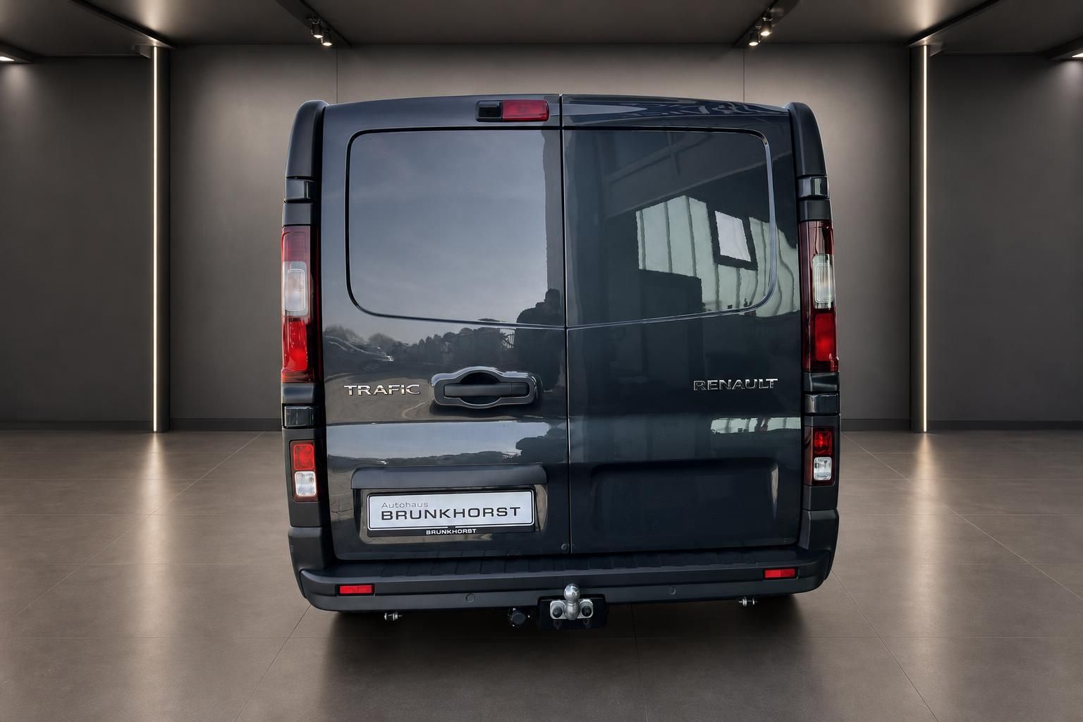 Renault Trafic Transporter grau Heckansicht mit Anhängerkupplung im Autohaus Brunkhorst