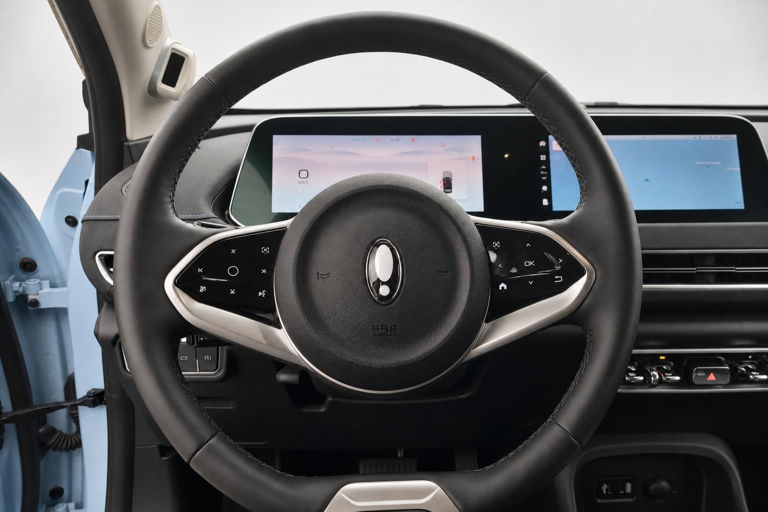 GWM Ora 03 Innenraum Lenkrad mit ORA-Logo digitalem Tacho und Doppel-Touchscreen