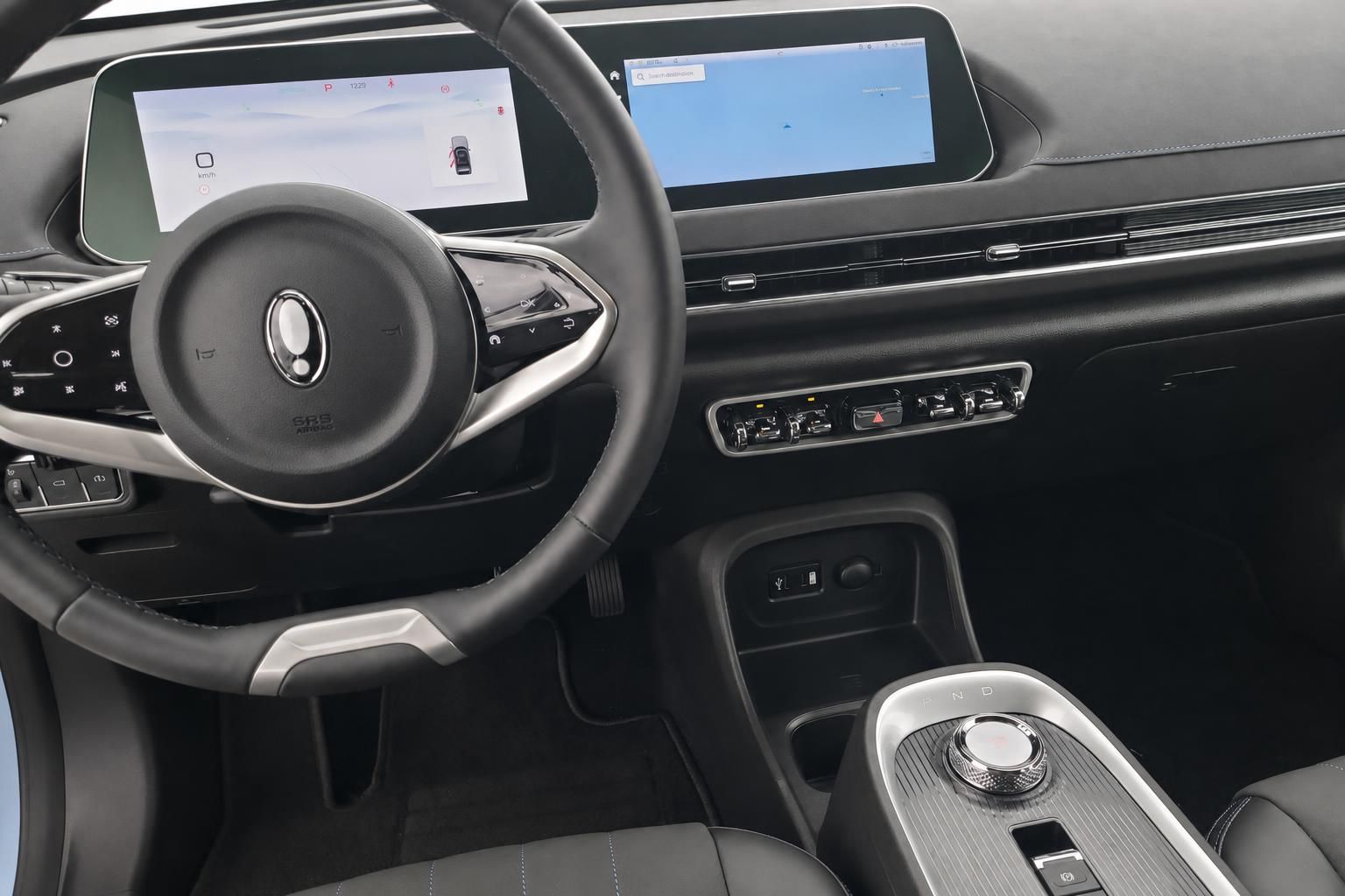 GWM Ora 03 Cockpit mit Lenkrad, Dual-Touchscreen und Mittelkonsole im Innenraum