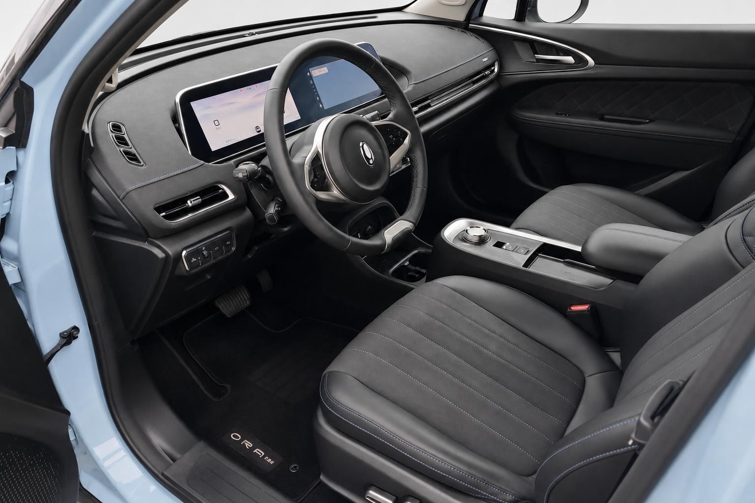 GWM Ora 03 Innenraum Fahrerseite mit Lenkrad Sitz Mittelkonsole und Infotainment-Display