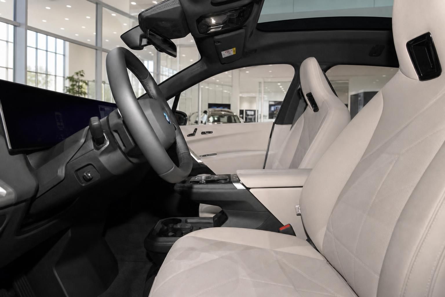 BMW iX Innenraum mit beigen Sportsitzen und Panoramadach
