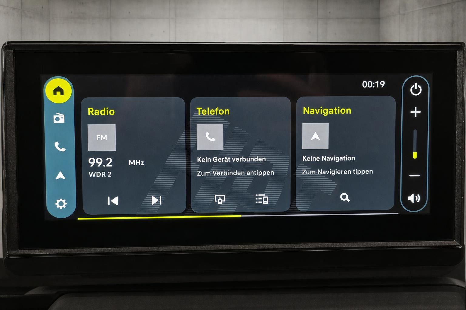 Infotainment-Display mit Radio, Telefon und Navigation im Fiat