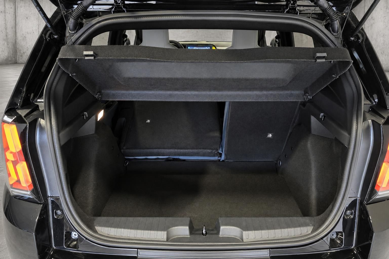 Fiat Kofferraum mit umgeklappter Rollo-Abdeckung und Ladefläche