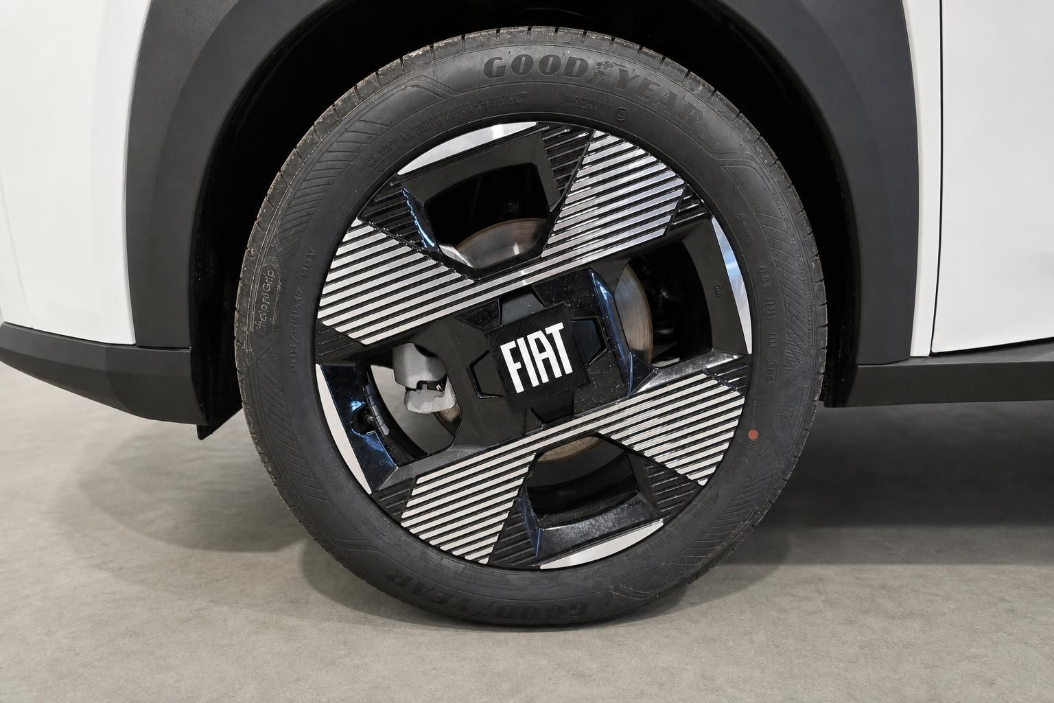 Fiat Leichtmetallfelge mit Goodyear Reifen im Detail