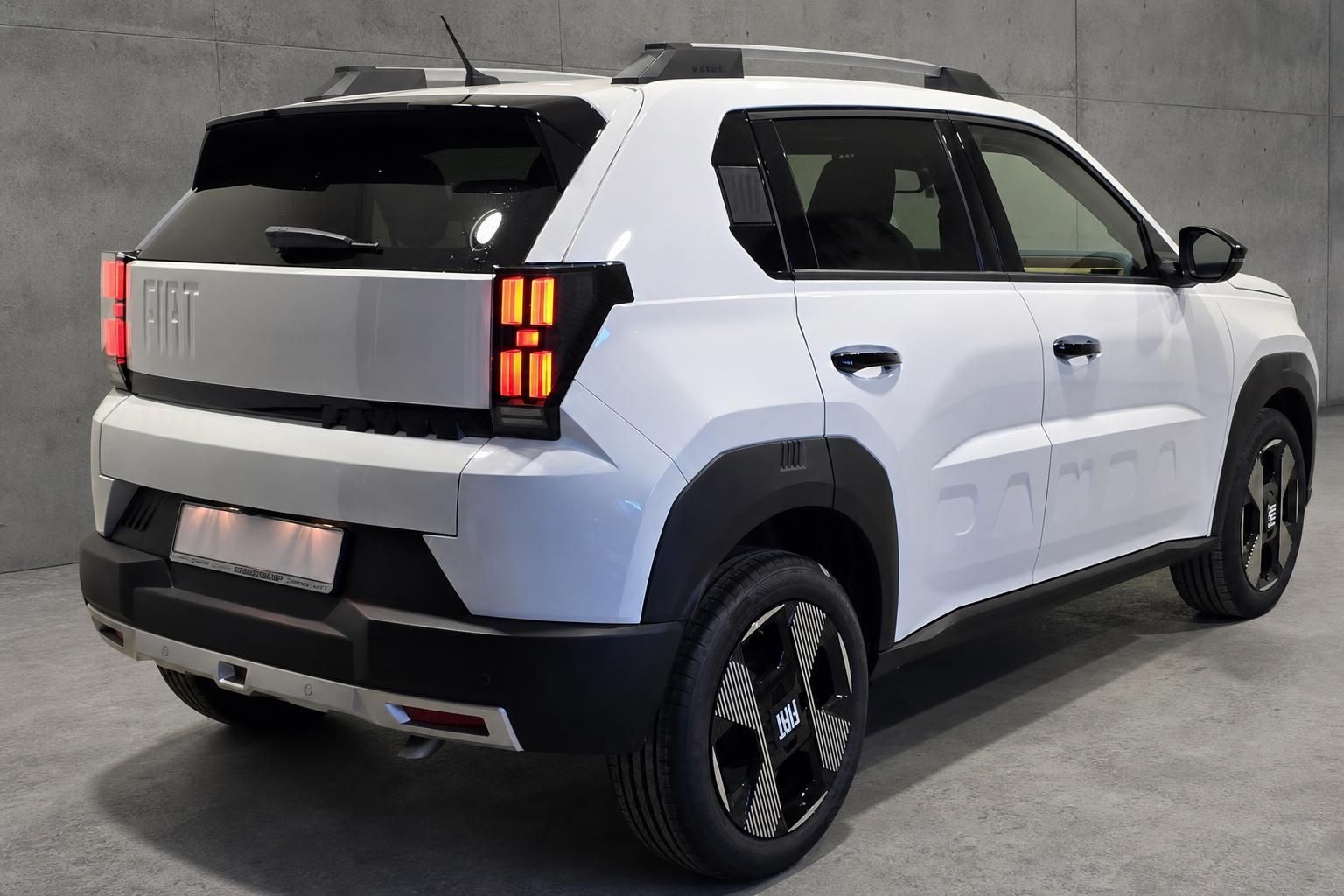 Fiat Panda weiß, Heckansicht mit Dachreling im Studio