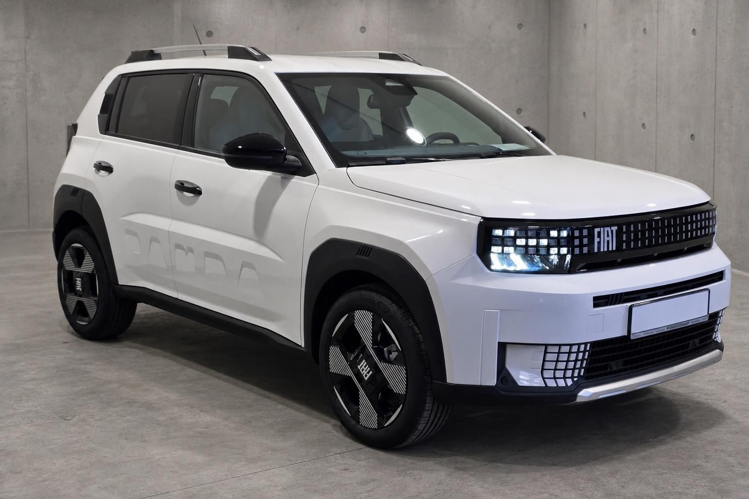 Fiat Panda weiß, Frontansicht schräg im Studio fotografiert