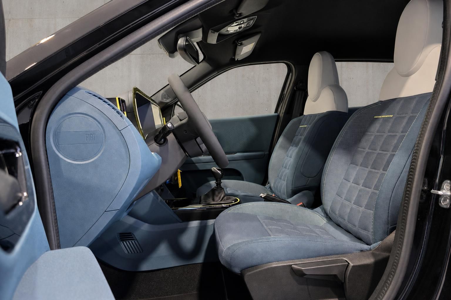 Fiat Innenraum mit Vordersitzen und Cockpit in Blau-Design