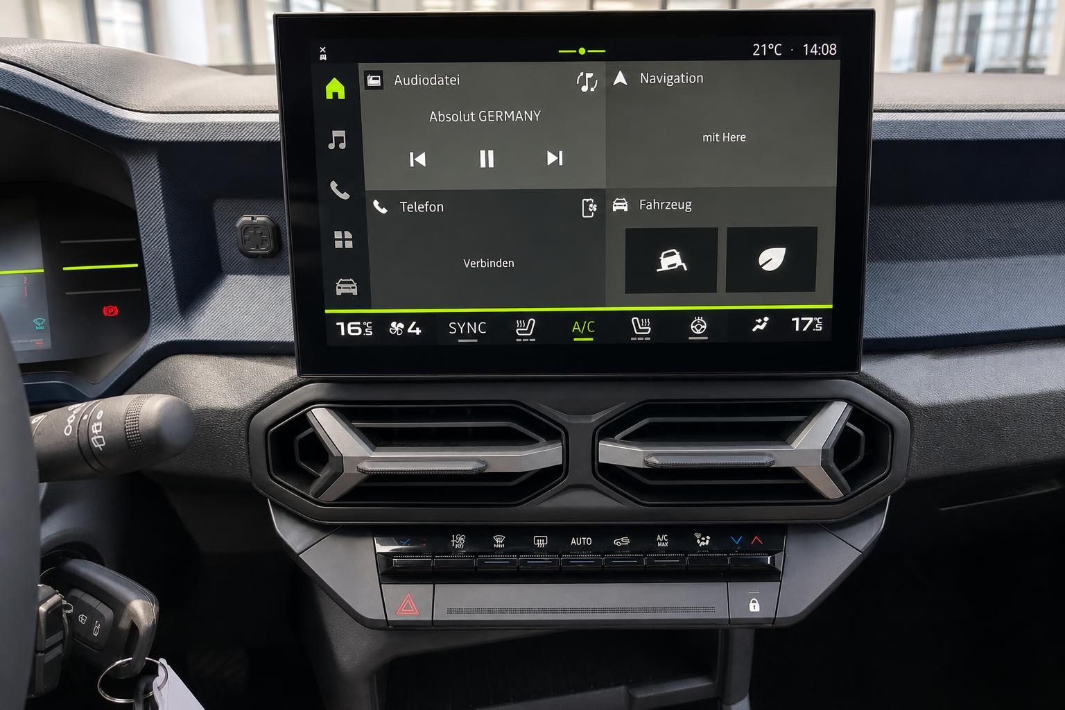 Infotainment Touchscreen mit Navigation und Klimasteuerung im Cockpit