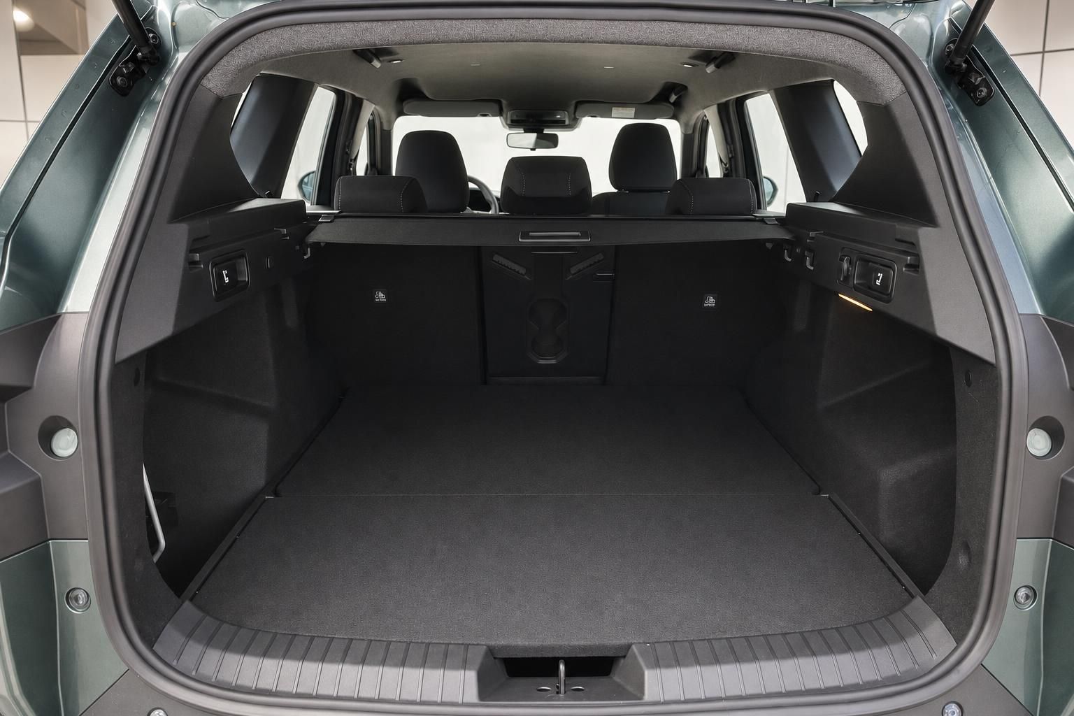Kofferraum mit umgeklappten Rücksitzen im SUV