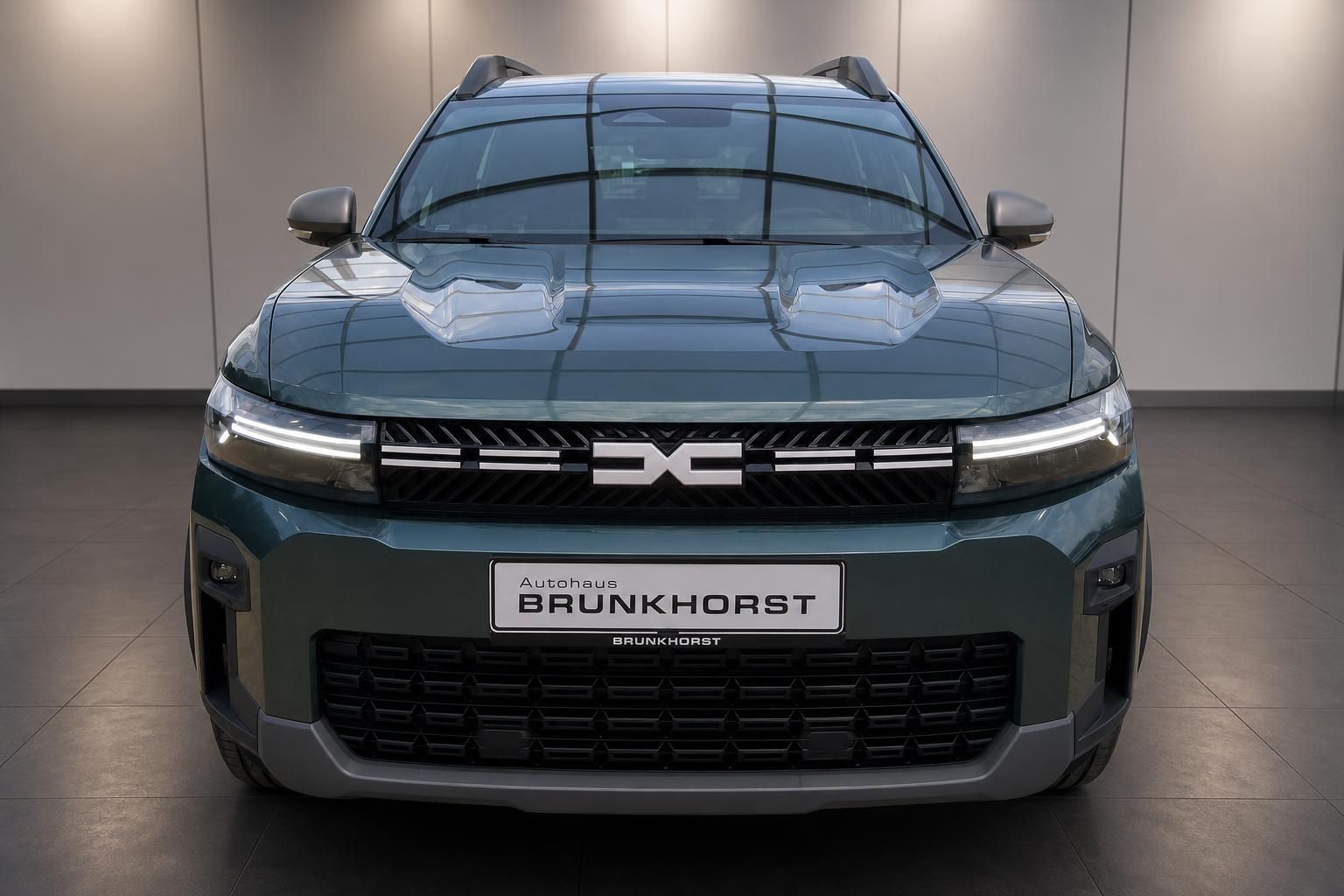 Dacia Bigster Frontansicht mit Kühlergrill und LED-Scheinwerfern