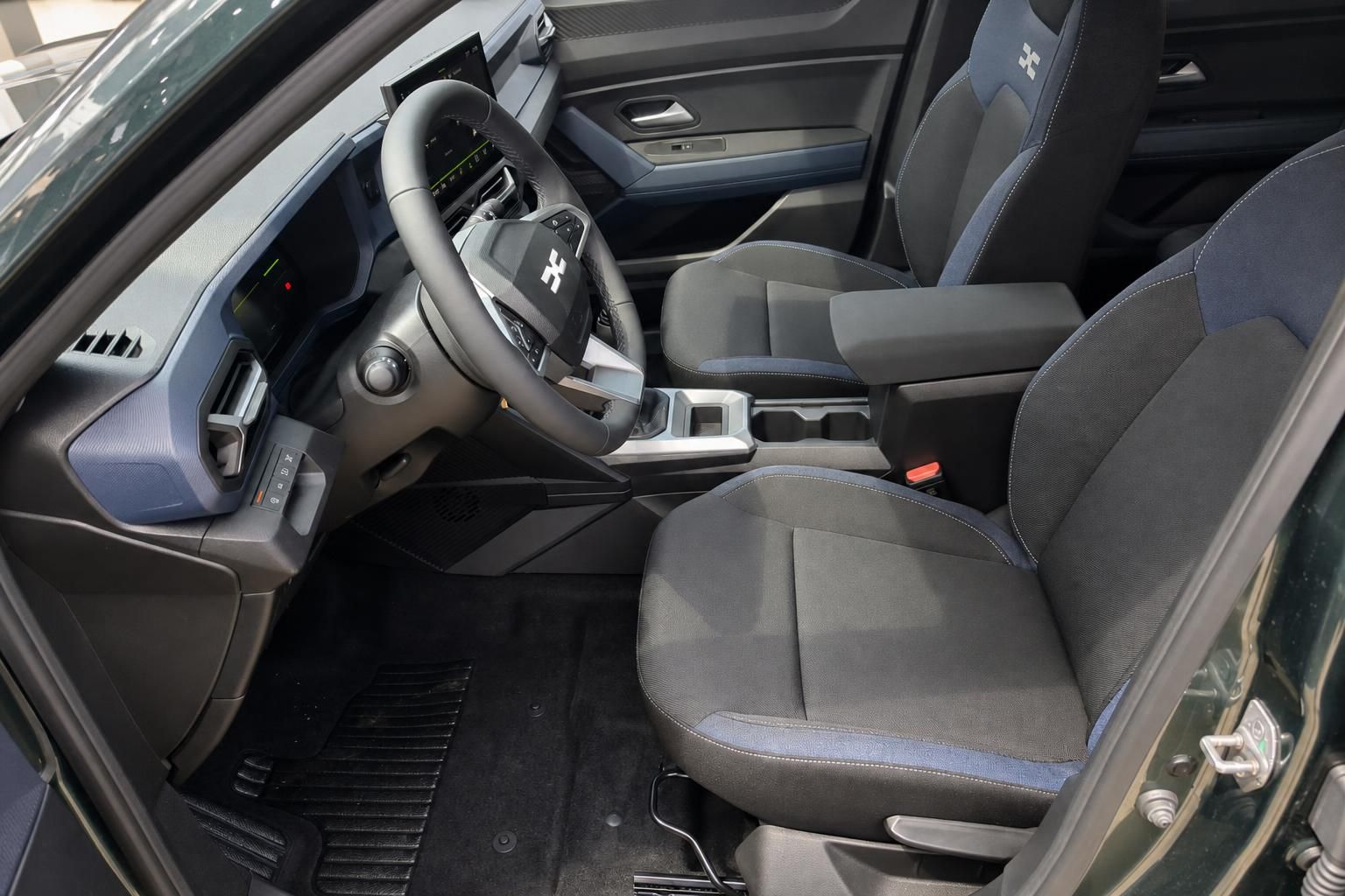 Innenraum Dacia Bigster mit Sportsitzen und Cockpit in Detailansicht