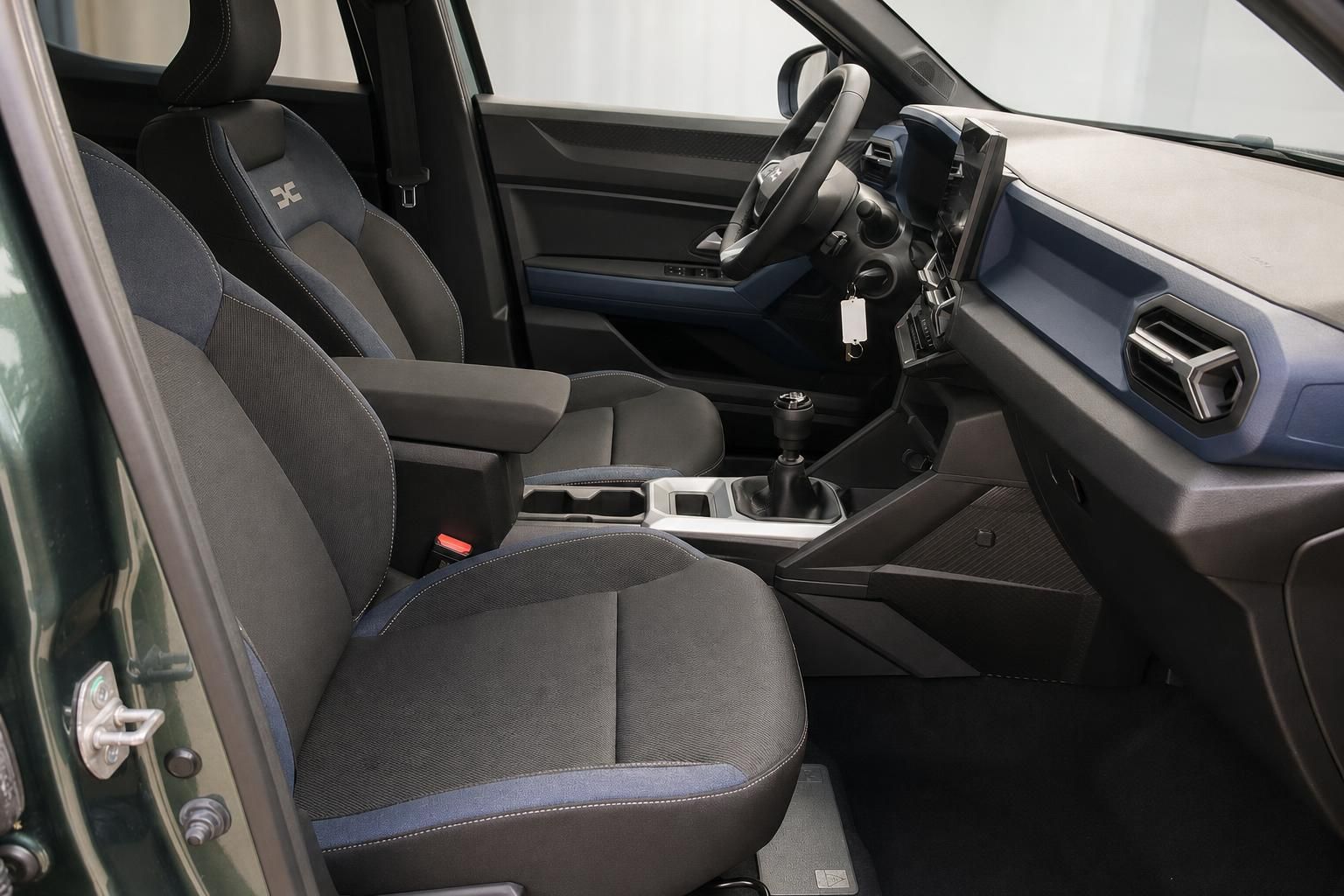 Vordersitze und Cockpit mit Schaltknauf und Lederausstattung im Innenraum