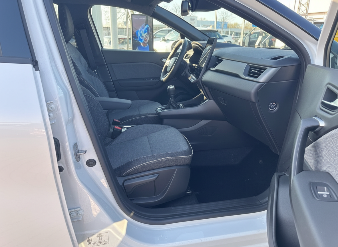 Fahrzeug Innenraum Fahrersitz mit schwarzem Stoff und modernem Cockpit