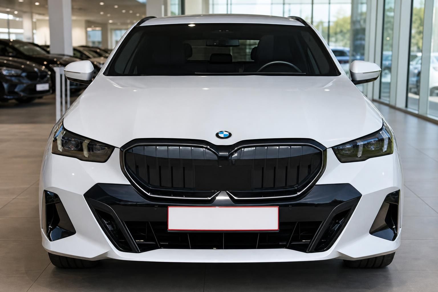 BMW 5er Touring weiss, Frontansicht mit Niere im Showroom