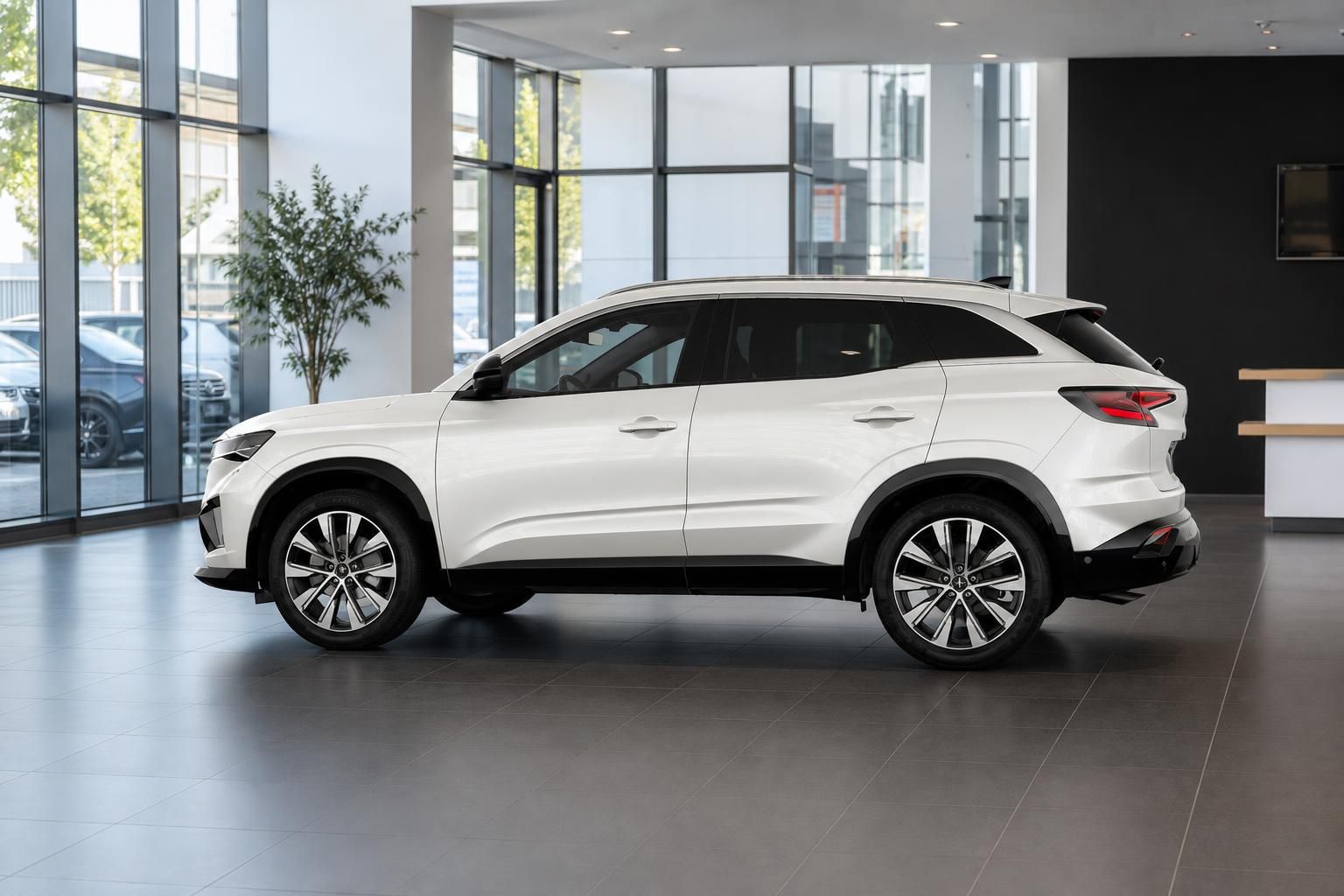 Renault Austral weiß, Seitenansicht im modernen Autohaus