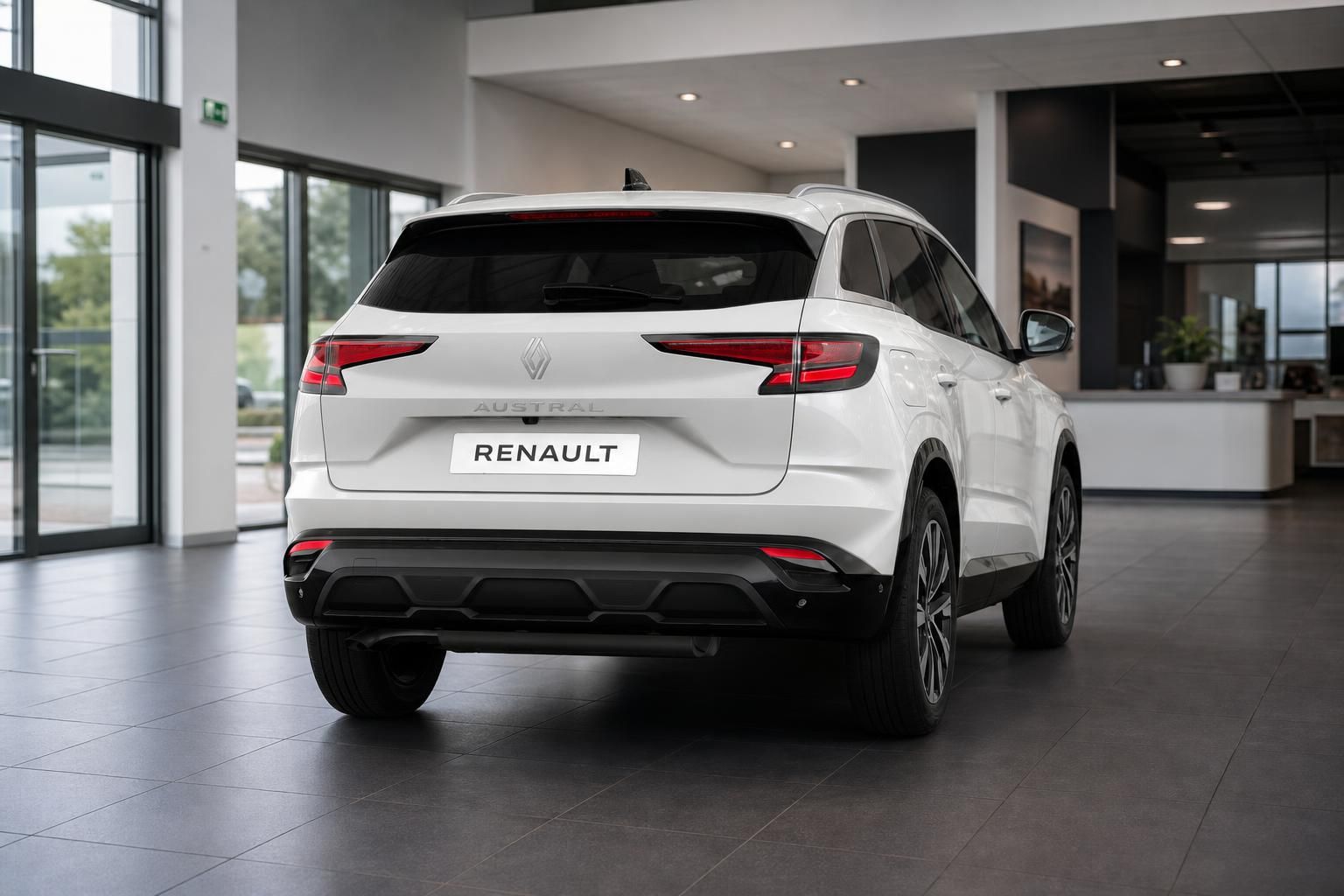 Renault Austral weiß, Heckansicht im Autohaus mit Kennzeichenhalter