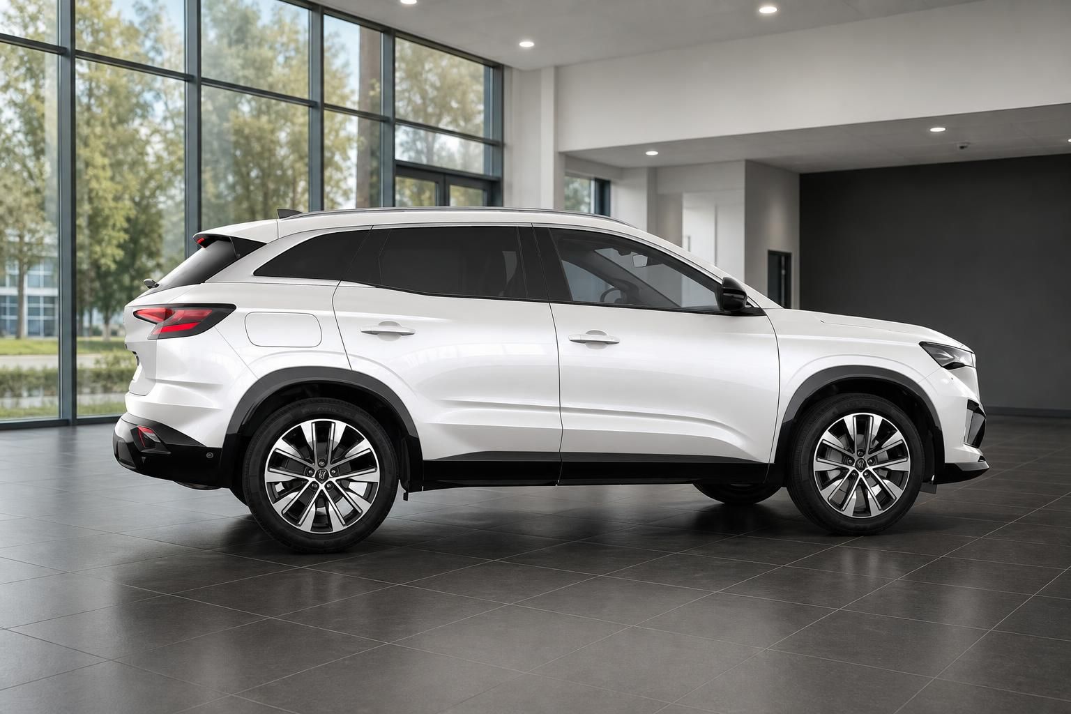 Renault Austral in Weiß, Seitenansicht im Autohaus-Showroom
