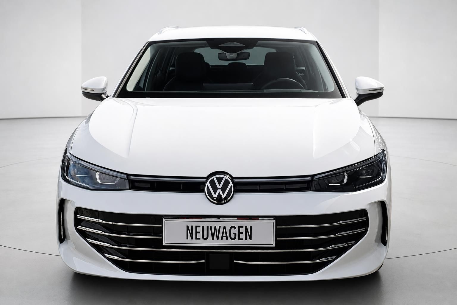 VW Passat Variant weiß, Frontansicht direkt im Studio