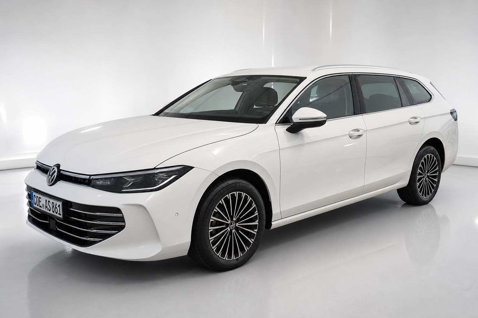 VW Passat Variant weiß, Frontansicht schräg im Studio