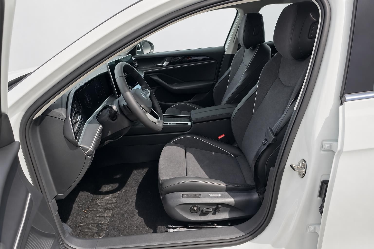 Innenraum VW Passat mit Blick auf Fahrersitz und Cockpit