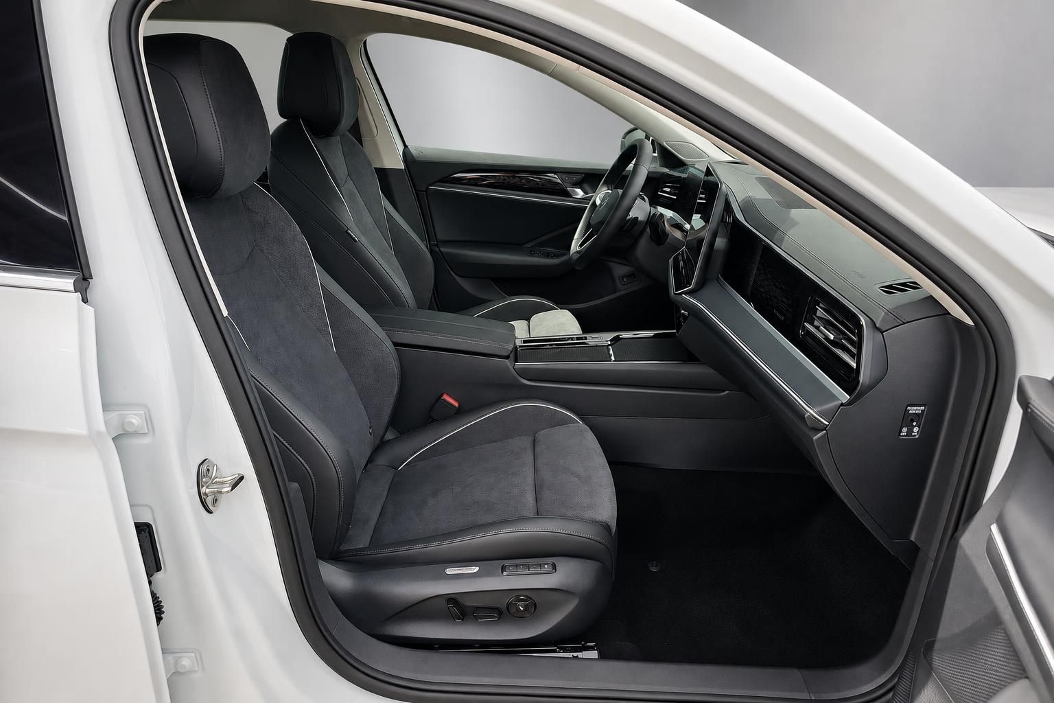 VW Passat Innenraumansicht mit Fahrersitz und Armaturenbrett