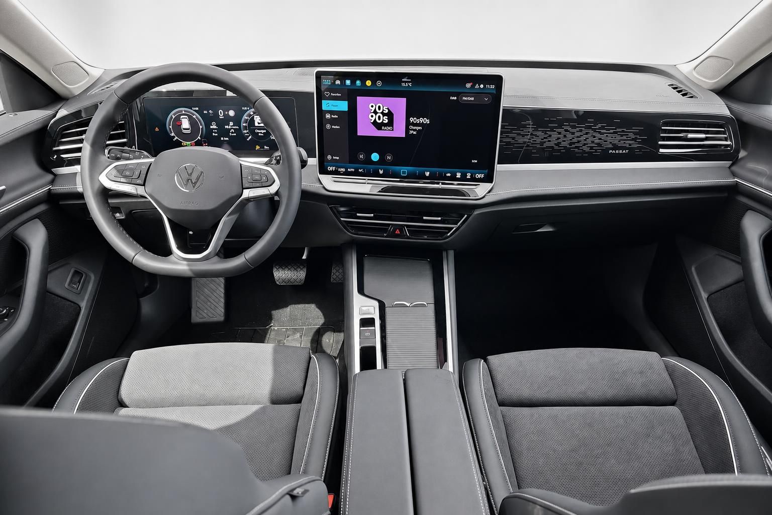 VW Passat Cockpit mit Lenkrad und Touchscreen Infotainment