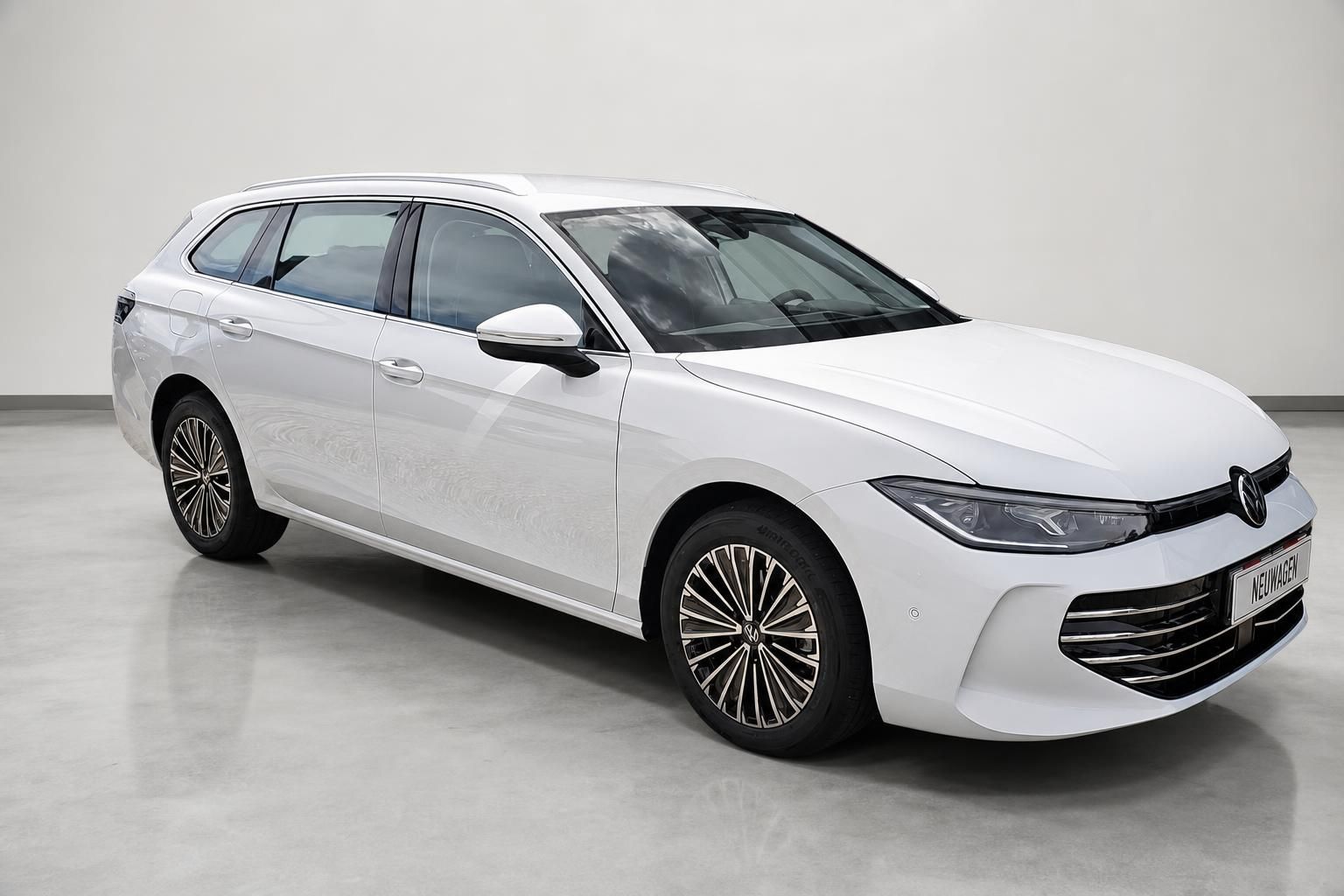 VW Passat Variant weiß Frontansicht schräg Neuwagen