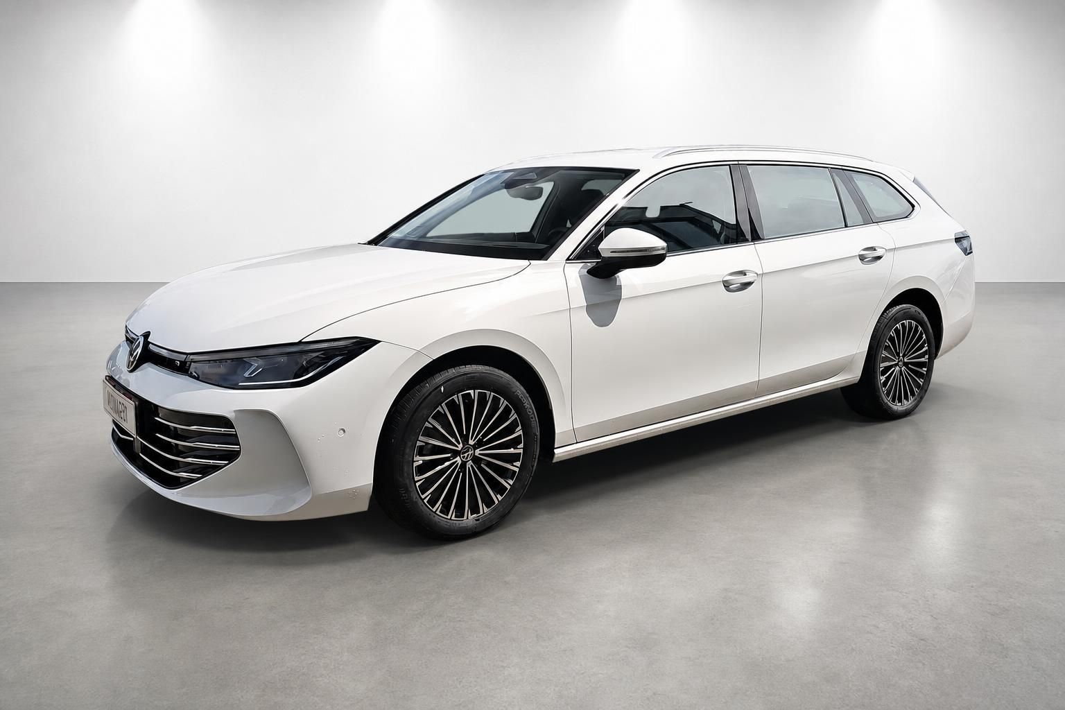 VW Passat Variant weiß Frontansicht schräg im Studio