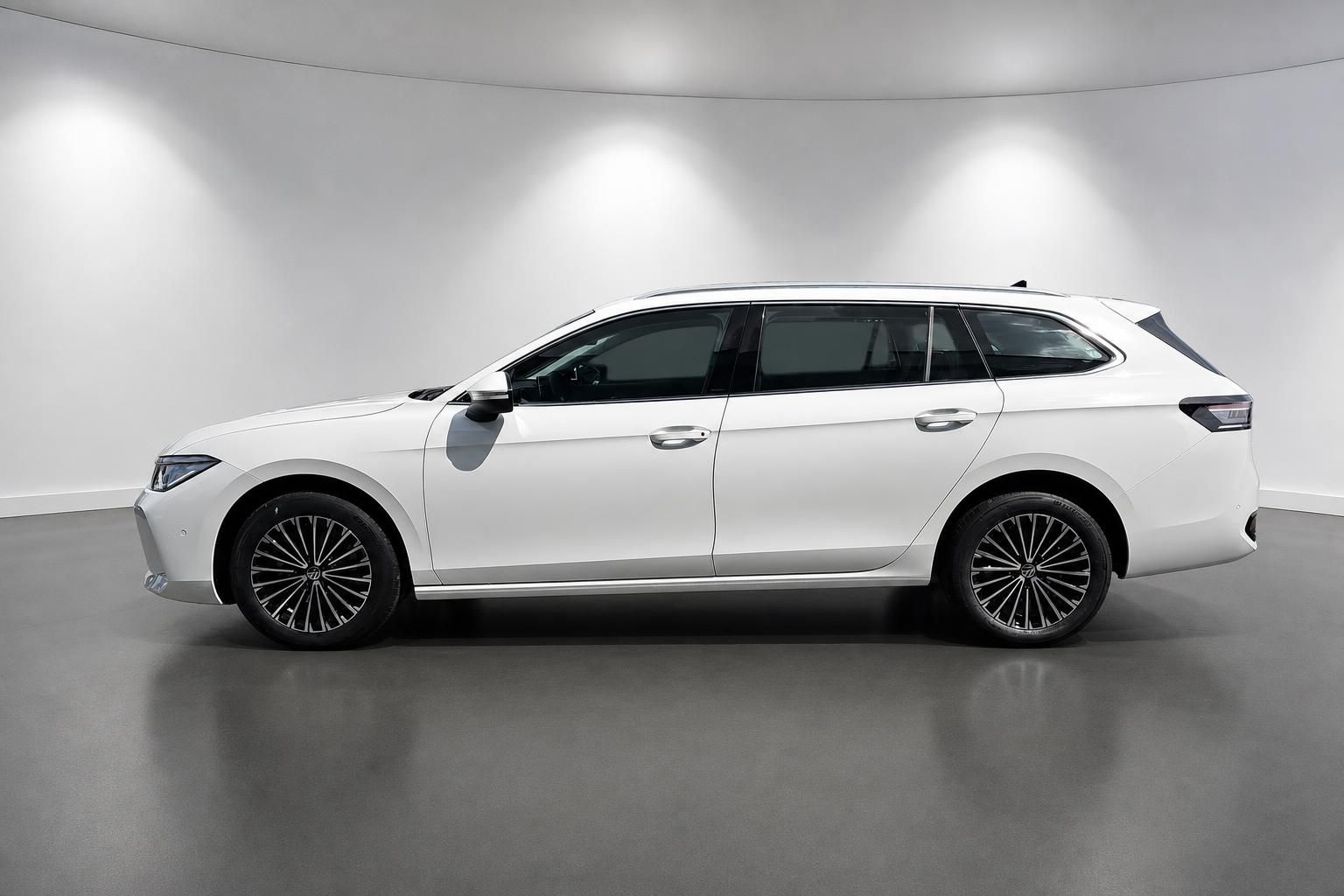 VW Passat Variant weiß Seitenansicht Studioaufnahme