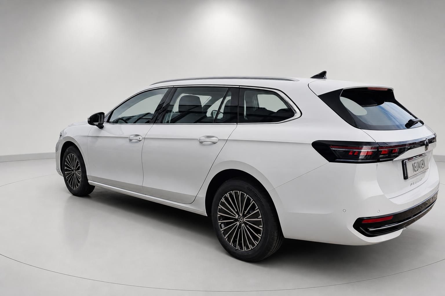 VW Passat Variant weiß Heckansicht seitlich im Studio