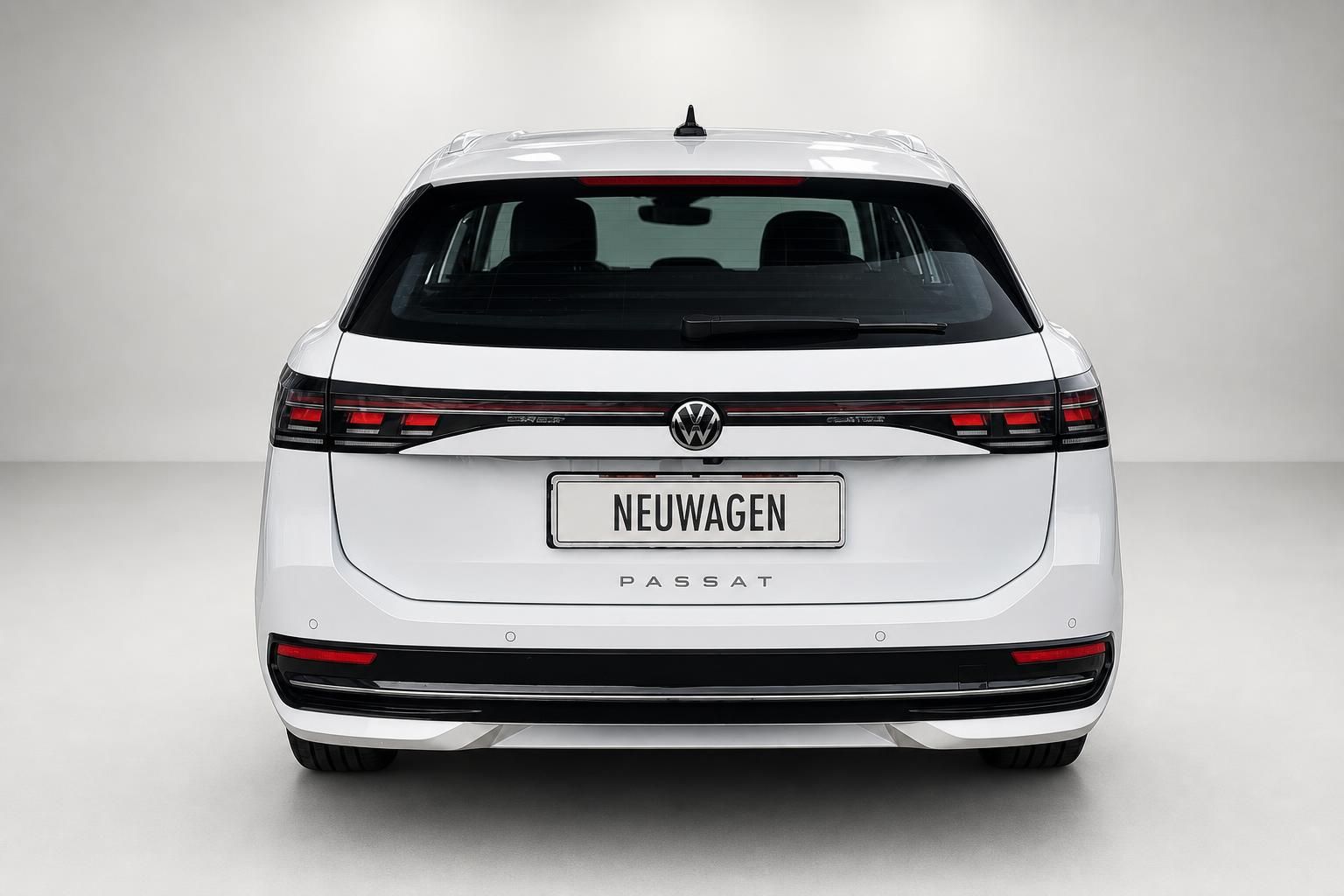 VW Passat Variant weiß, Heckansicht frontal im Studio