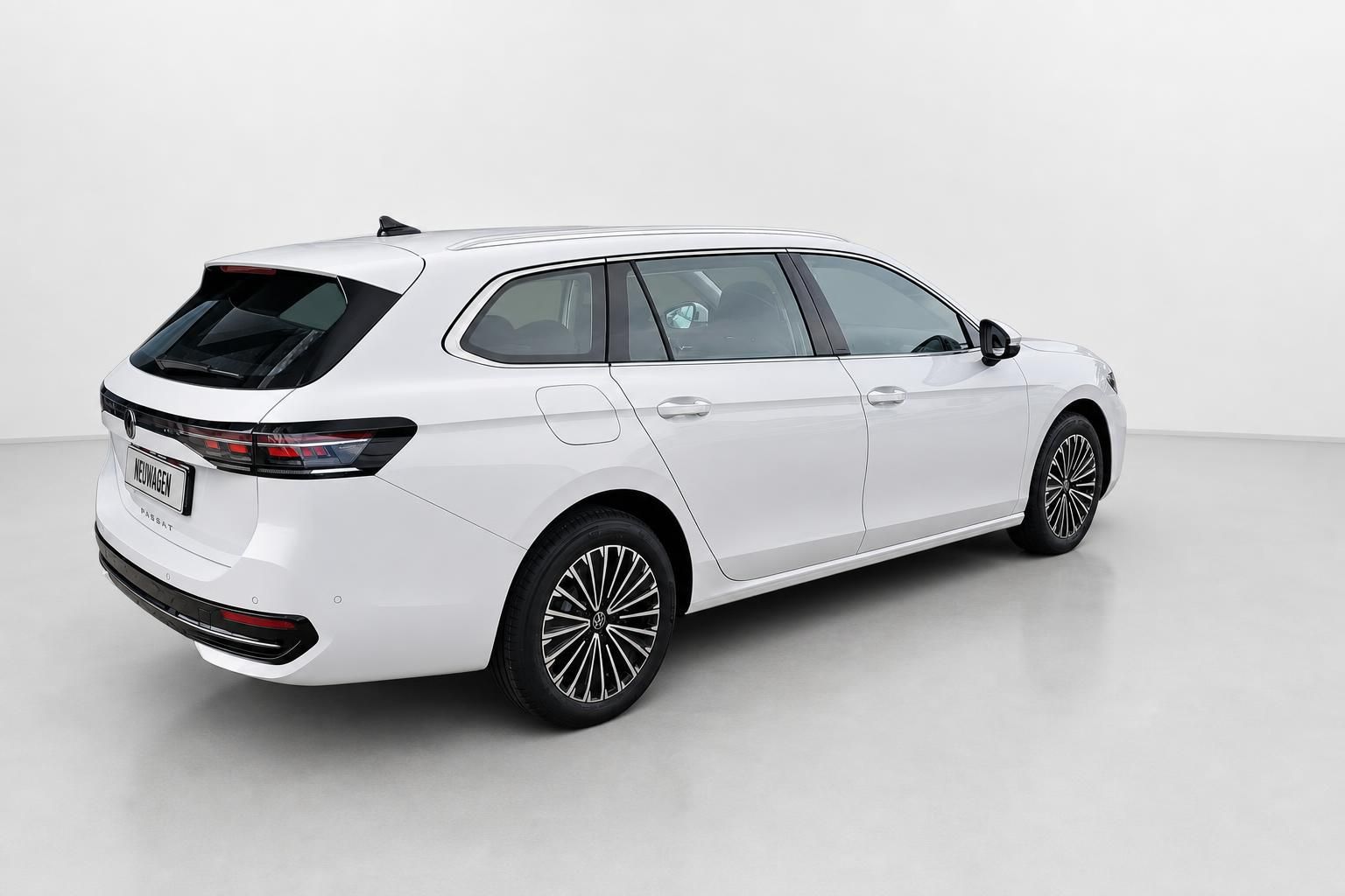 VW Passat Variant weiß, Heckansicht seitlich im Studio