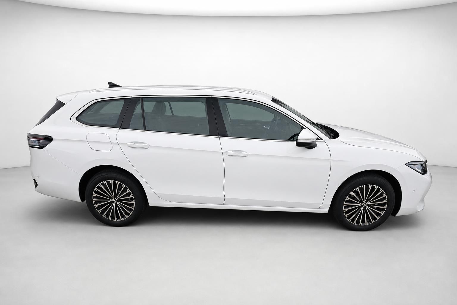 VW Passat Variant weiß, Seitenansicht im Fotostudio