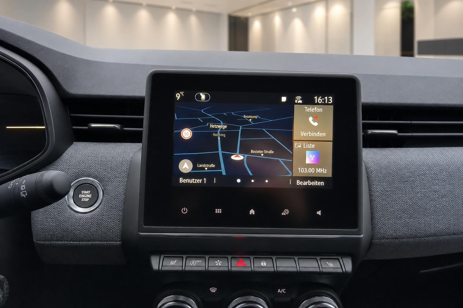 Renault Touchscreen-Infotainment mit Navigation, Telefon und Klimaanlage im Fahrzeuginnenraum