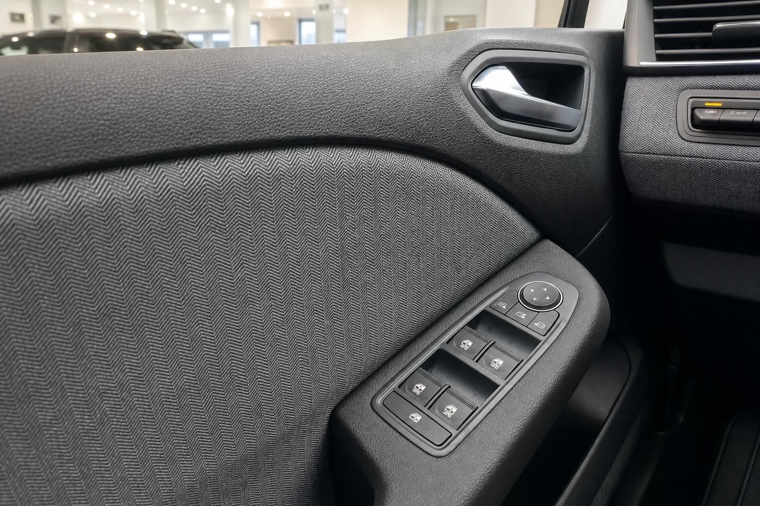 Fahrzeug Fahrertür Innenverkleidung mit elektrischen Fensterhebern und Türgriff in Detailansicht