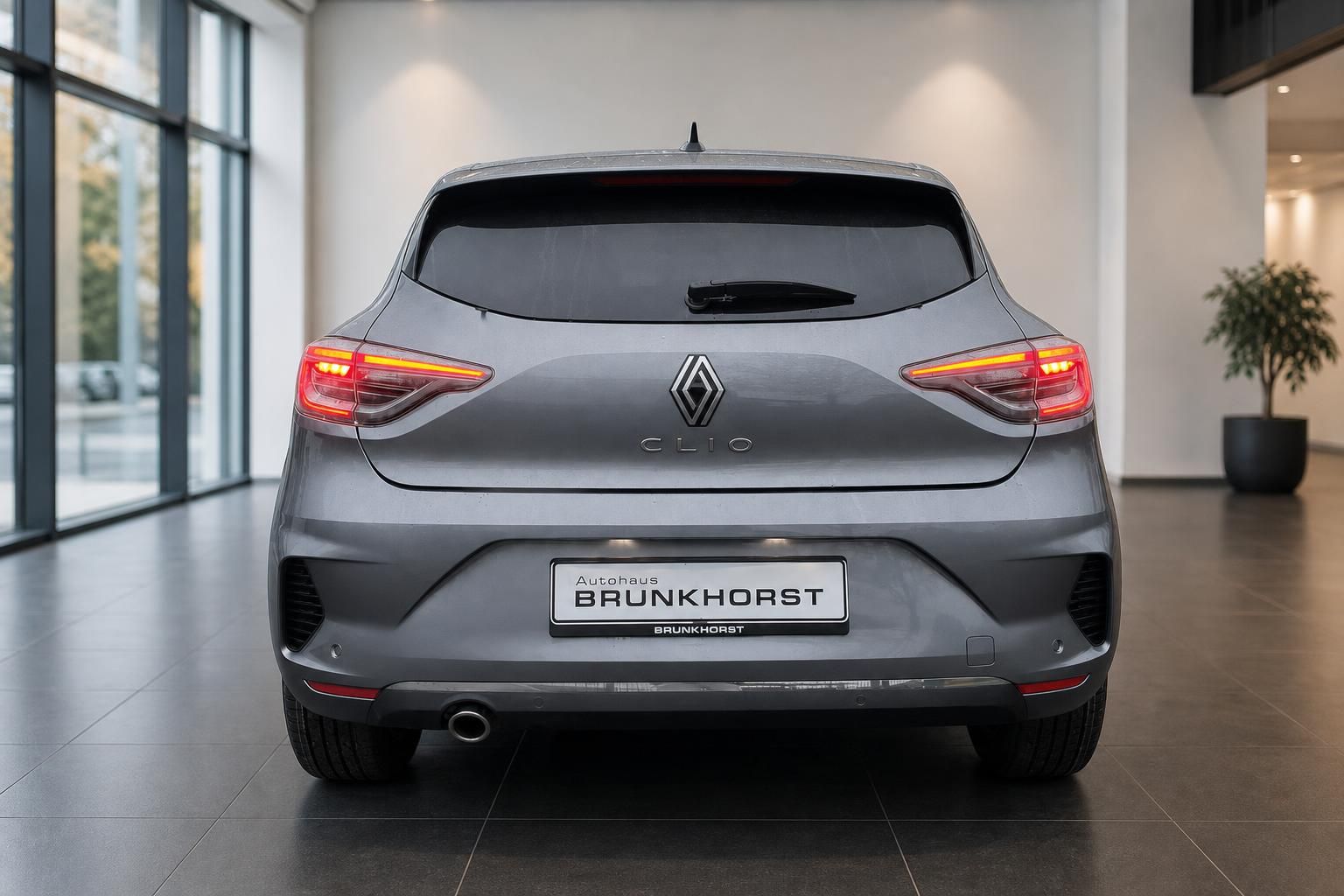 Renault Clio Heckansicht grau metallic mit LED-Rückleuchten im Autohaus Brunkhorst